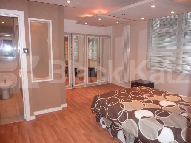 			LOCATION LOCATION LOCATION!, 2 Bedroom, 1 bath, 1 reception Flat			 Craven Terrace, Lancaster Gate